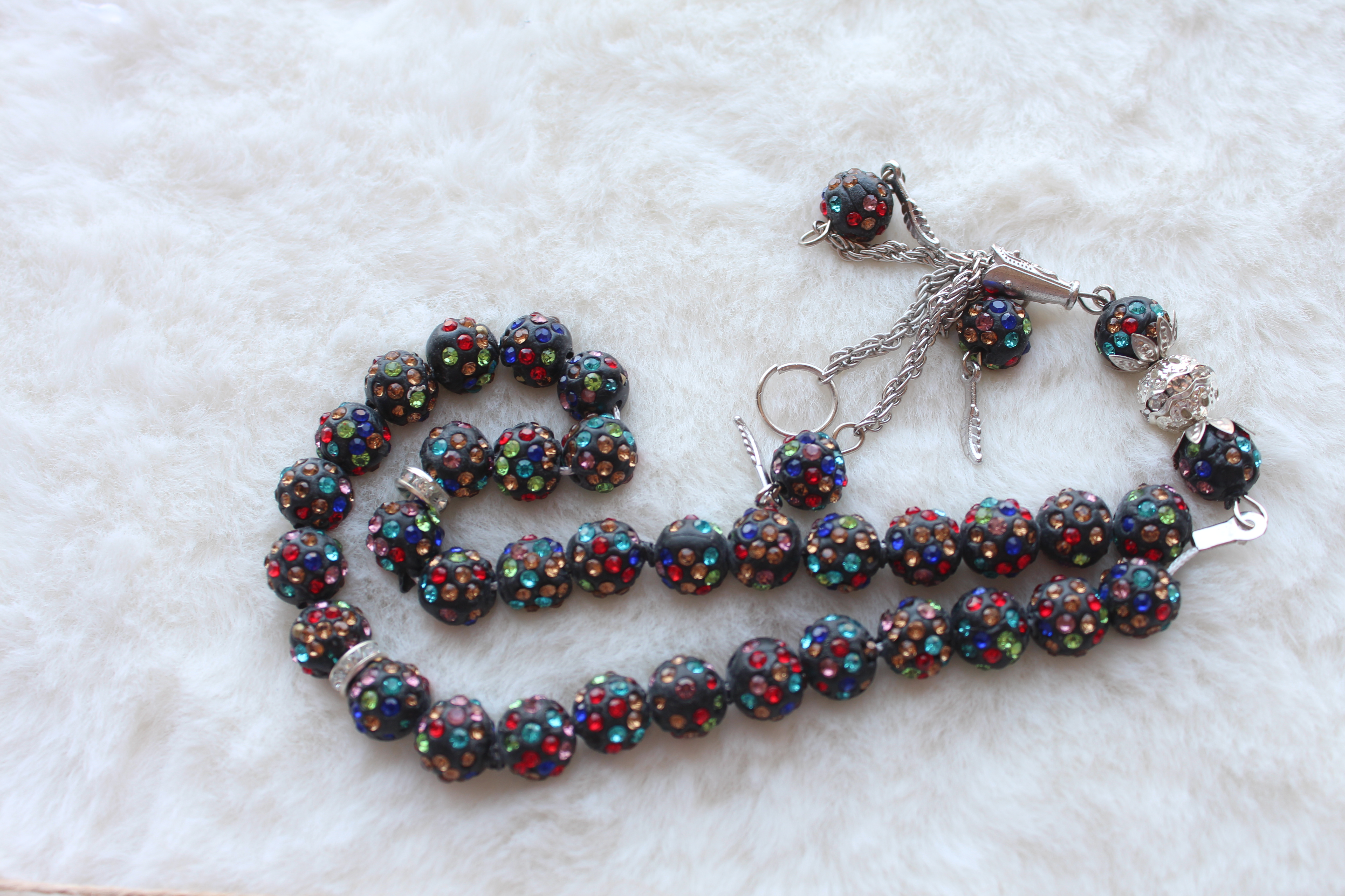 مسبحة اسود ملون 1013-4 / 1408-2